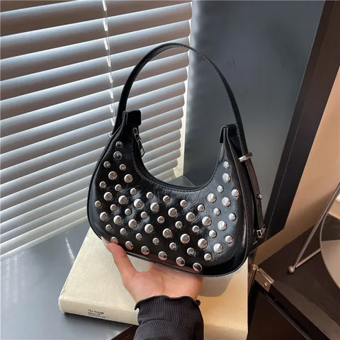 Bolso Hobo con Tachuelas para Mujer Cuero PU Media Luna Bolso de Axila Estilo Punk Y2K Bolso de Hombro Color Sólido Moda