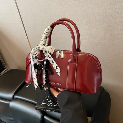 Bolso de Mano Boston de Cuero PU Brillante Simple para Mujer Bolso de Hombro Acolchado de Gran Capacidad Con Colgante de Lazo Bolso de Viaje Versátil
