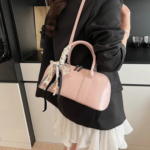 Bolso de Mano Boston de Cuero PU Brillante Simple para Mujer Bolso de Hombro Acolchado de Gran Capacidad Con Colgante de Lazo Bolso de Viaje Versátil