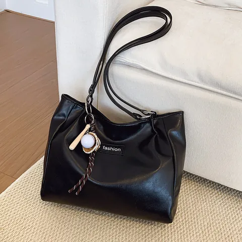 Damen Große Kapazität PU Leder Tote Bag Minimalistische Mode Buchstaben Schultertasche Mit Baseball Anhänger Handtasche