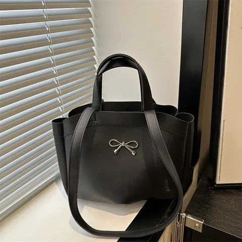 Damen Mode PU Leder Tragetasche Große Kapazität Schulter Handtasche Mit Silberner Schleife Metalldekor Elegante Alltagspendeln Top Handle Bag
