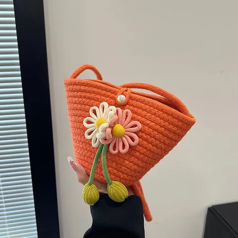 Borsa a Tracolla da Donna Intrecciata a Mano con Fiori in Corda di Cotone Borsa da Spiaggia Fibbia di Perla Artificial Mini Secchiello per l'Estate