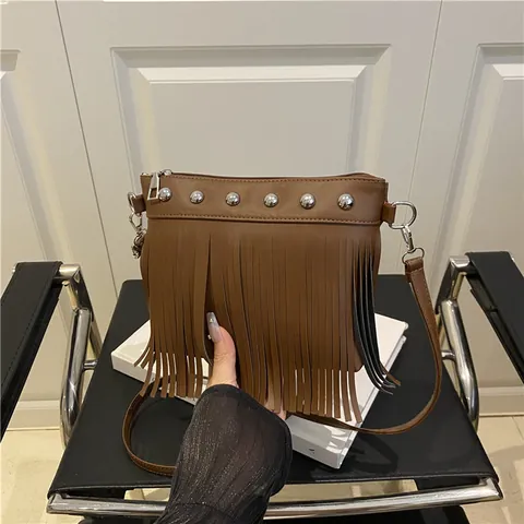 Borsa a Tracolla da Donna in Pelle Sintetica con Frange e Nappe con Borchie in Metallo Argento Borsa a Secchiello Bohemian