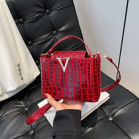Fashion Women Croc-Embossed PU Leather Handbag Metal V Buckle Shoulder Crossbody Bag Small Square Commuter Bag For Daily Office