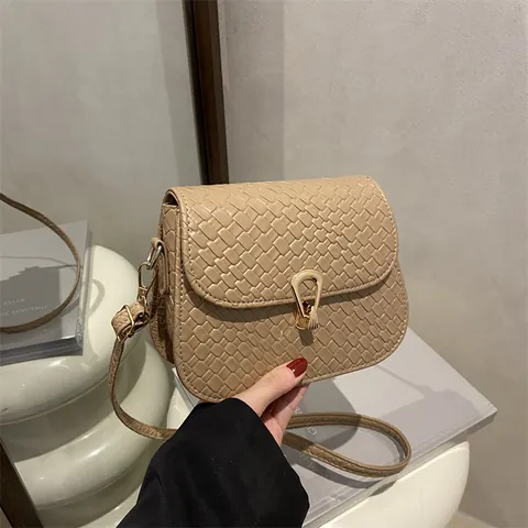Damen Umhängetasche aus gewebtem PU-Leder Mode Einfarbige Quadratische Schultertasche Mit Goldener Hufeisenschnalle Satteltasche