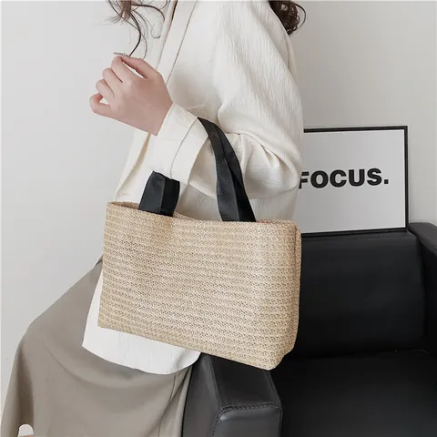 Women Casual Straw Woven Tote Bag Large Capacity Hand-woven Summer Beach Shoulder Bag With Magnetic Buckle Minimalist Style