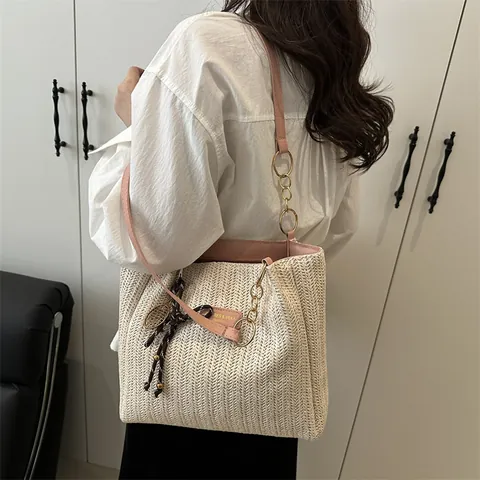 Sac Fourre-tout en Paille Tissée de Grande Capacité pour Femmes Sac à Bandoulière de Plage d'Été Avec Bandoulière en Cuir PU et Chaîne en Métal