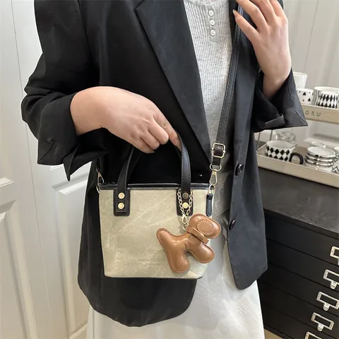 Sac Seau Rétro pour Femme Toile Épissage Décontracté Denim Bandoulière Avec Pendentif Chiot Mode Sac à Main Épaule Navette