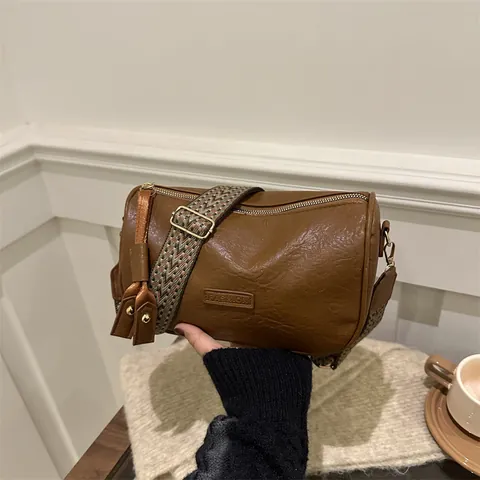 Women Vintage PU Leather Pillow Bag Fashion Shoulder Crossbody Bag With Wide Bohemian Woven Strap Daily Casual Messenger Bag