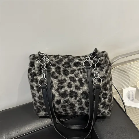 Sac Fourre-tout en Peluche Imprimé Léopard pour Femmes Grande Capacité Sac à Bandoulière avec Chaîne en Métal Mode Hiver