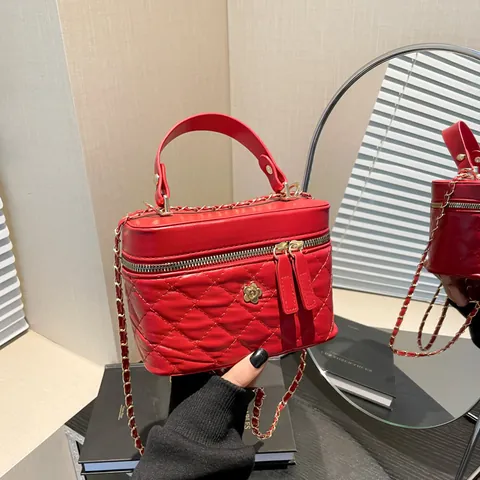 Bolso Bandolera de Cubo Acolchado para Mujer Con Adorno de Flor de Metal Correa de Cadena de Cuero PU Bolso de Mano Vintage