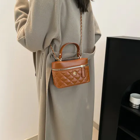 Bolso Bandolera de Cubo Acolchado para Mujer Con Adorno de Flor de Metal Correa de Cadena de Cuero PU Bolso de Mano Vintage