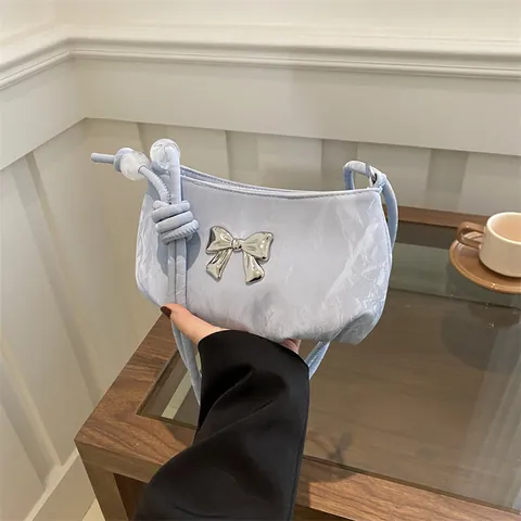 Sac Sous le Bras Plissé pour Femme Avec Nœud Métallique Petit Sac à Bandoulière Carré Sac à Main Minimaliste Élégant Quotidien