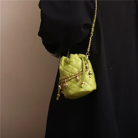 Damen Gesteppte PU Leder Mini Eimertasche Herz Kette Kordelzug Schultertasche Elegante Kontrastfarbe Umhängetasche Schmuck Charme