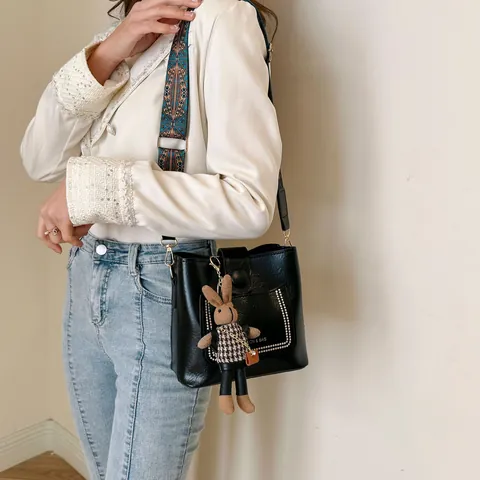 Damen Vintage PU Leder Eimertasche Einfarbig Casual Umhängetasche Mit Breitem Gurt Und Plüschanhänger Nieten Pendler Tasche