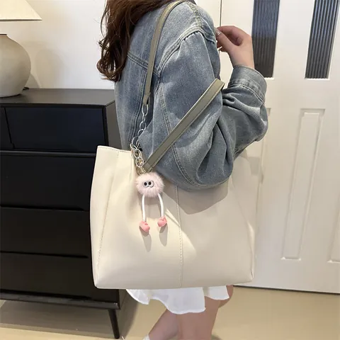 Women Large Capacity Tote Bag Spring Fashion PU Leather Shoulder Bag Contrast Color Commuter Retro Bag with Plush Pendant