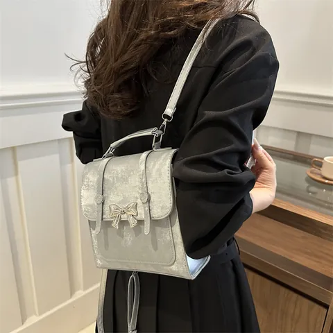 Mini Sac à Dos Femme en Cuir PU Décoration Papillon Style Collège Doux Sac à Main Bandoulière Multifonctionnel Sac de Voyage