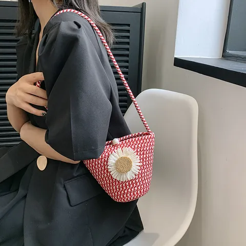 Mini Sac Seau en Paille pour Femmes Tissé à Fleurs Sac à Bandoulière Doux Pastoral Vacances Plage Avec Décoration en Perle