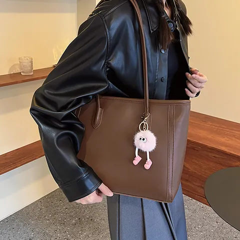 Große PU Leder Einkaufstasche Schlichter Urbaner Stil Umhängetasche Für Damen Mit Plüsch Monster Anhänger Pendler
