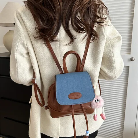 Zaino Mini Donna alla Moda in Pelle PU Denim Patchwork Daypack Con Ciondolo Pompon Zaino Casual Street Style per Viaggio