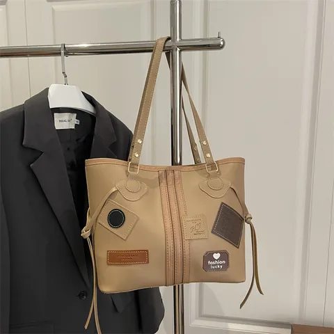 Damen Retro PU Leder Shopper Große Kapazität Mit Dekorativen Aufnähern Urban Casual Schultertasche Für Den Täglichen Arbeitsweg