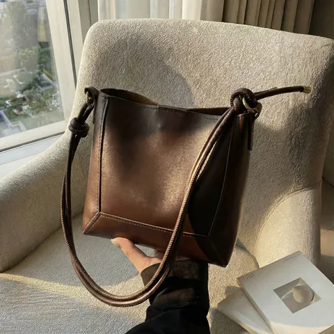 Borsa Tote da Donna in Pelle PU Vintage Grande Capacità Tracolla con Nodo Fibbia Magnetica Borsa a Secchiello per Pendolarismo