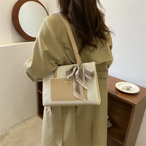 Bolso Tote de Gran Capacidad para Mujer Minimalista Color de Contraste Bolso de Hombro Con Pañuelo de Satén Decorativo Piel PU