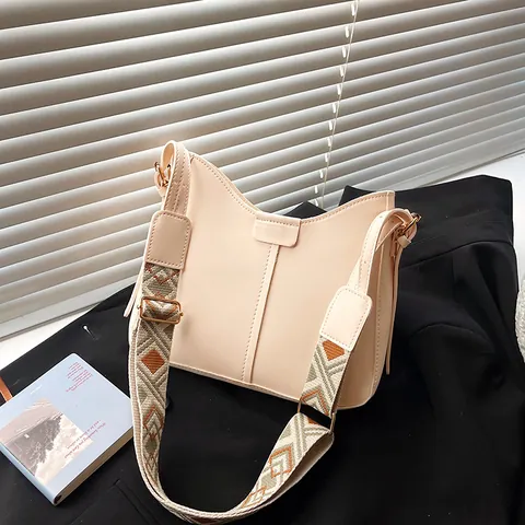 Retro PU Leder Umhängetasche Für Damen Mit Breitem Geometrischem Gurt Große Kapazität Minimalistische Crossbody Tasche