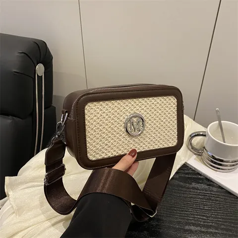 Borsa a Tracolla da Donna alla Moda in Tessuto Intrecciato con Ampia Tracolla Regolabile e Decoro in Metallo Lettera M