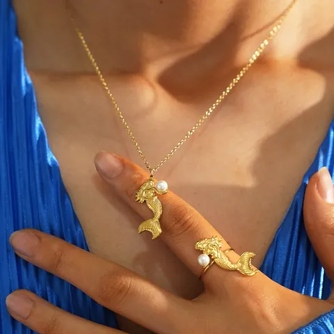Elegantes Meerjungfrau Edelstahl Schmuckset 18K Vergoldet Süßwasserperle Anhänger Halskette Und Verstellbarer Offener Ring Für Damen