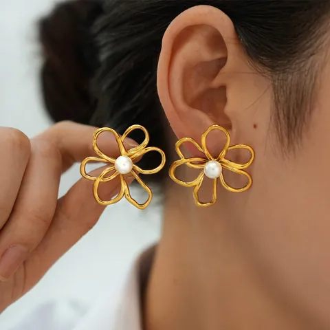 Orecchini a Bottone con Perla a Fiore Cavo in Acciaio Inossidabile 304 Placcato Oro per Donna Gioielli per Orecchie Design Minimalista