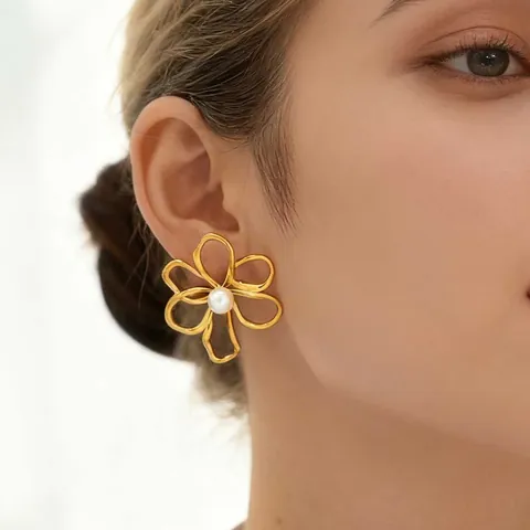 Orecchini a Bottone con Perla a Fiore Cavo in Acciaio Inossidabile 304 Placcato Oro per Donna Gioielli per Orecchie Design Minimalista