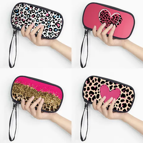 Luipaardprint Hart Patroon Polyester Elektronische Organizer Tas Draagbare Reis Opslag Tas Met Lanyard Ritssluiting Unisex