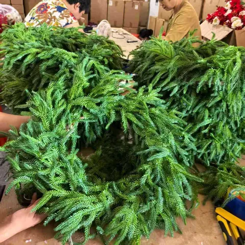 Realistische Norfolks Den Kunstkrans Groen Zachte Lijm PE Dennennaald Rank Voor Kerstmis Thuis Muur Deur Decoratie Kunstmatige Kerstboom In Pot