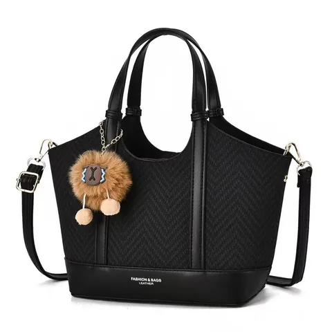Damen Große Kapazität Gewebte Fischgräten Tragetasche PU Leder Patchwork Schultertasche Mit Plüschball Anhänger Pendeln Handtasche