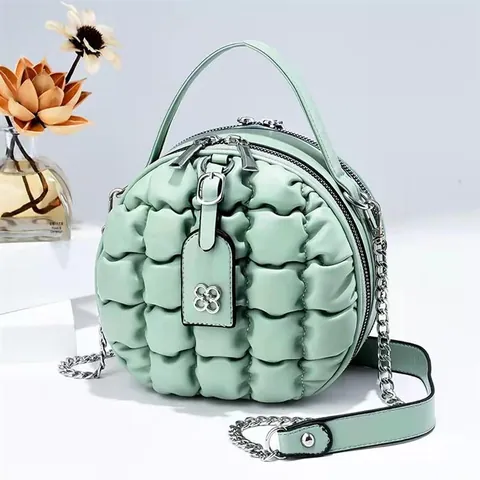 Eleganter Runder Gesteppter Schultertasche PU Leder Crossbody Tasche Mit Kette Und Kleeblatt Anhänger Damen Tasche Für Den Alltag