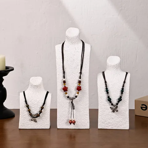 Resin Portrait Bust Necklace Display Stand Matte Texture Modern Jewelry Organizer For Pendants Chains Decorative Photography Prop