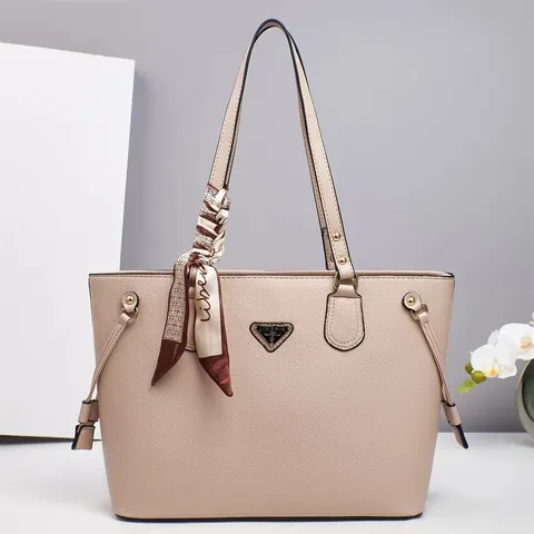 Women Fashion Lychee Pattern PU Leather Tote Bag Large Capacity Shoulder Bag With Decorative Satin Scarf And Triangle Metal Plaque For Daily Office