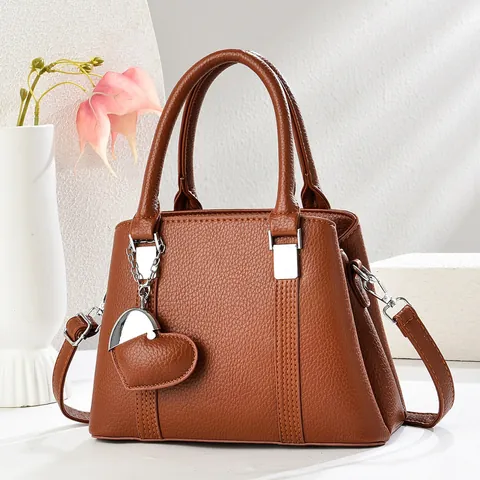 Sac à Main en Cuir PU Motif Litchi pour Femme Pendentif Coeur Rétro Commute Sac à Épaule pour Femme de Bureau