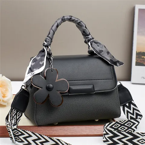 Borsa a Mano in Pelle PU alla Moda Con Sciarpa in Satin Pendente a Fiore Tracolla con Intreccio e Spalla Larga Elegante