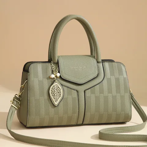Sac Boston Grande Capacité pour Femme en Cuir PU Gaufré Avec Pendentif Feuille en Métal et Perles Sac à Main Élégant Bandoulière