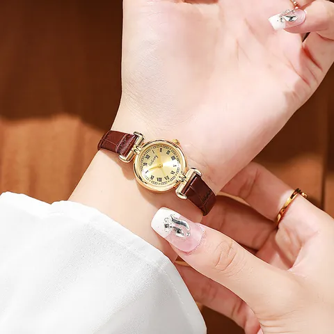 Montre à Quartz Vintage pour Femme Avec Petit Boîtier Rond en Alliage Doré Bracelet en Cuir PU Crocodile Chiffres Romains