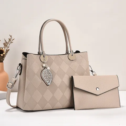 Conjunto de Bolso Tote de Mano y Cartera de Mano Tipo Sobre de Cuero PU con Relieve Acolchado y Colgante de Hoja de Metal y Perla Artificial para Mujer