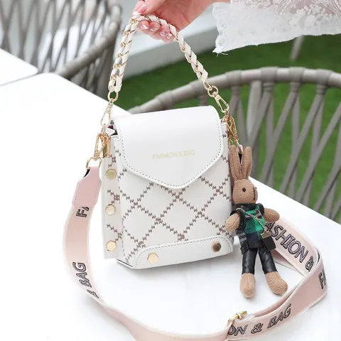 Damen Mini Gesteppte PU-Leder Umhängetasche Mit Breitem Buchstabendruck-Gurt Süßer Kaninchen-Anhänger Kettengriff Handytasche