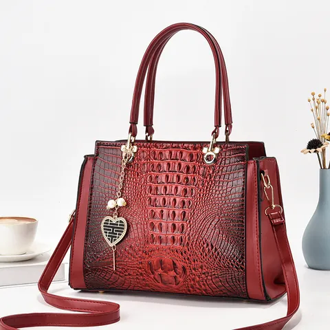 Women Crocodile Pattern PU Leather Crossbody Bag Structured Handbag Large Capacity With Heart Pendant Vintage Style Fashion