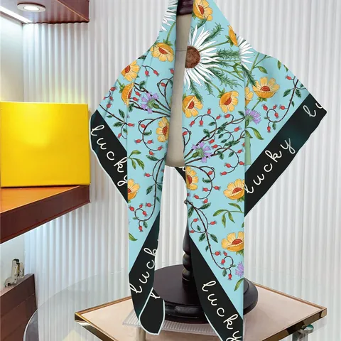 Dames Luxe Satijnen Vierkante Sjaal Bloemen Madeliefjes Print Lucky Letters Grote Keperzijde Gevoel Halssjaal Hoofddoek Accessoires