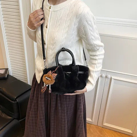 Sac à Main en Fausse Fourrure Mignon pour Femmes Plissé Grande Capacité Peluche Sac à Bandoulière Avec Pendentif Animal Hiver Chaud
