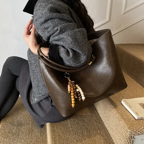 Vintage Large Capacity Tote Bag For Women PU Leather Solid Color Shoulder Bag With Beaded Tassel Pendant Office Handbag