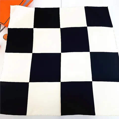 Foulard Quadrato in Satin da Donna a Scacchiera Bianco e Nero Bordo Arrotolato a Mano Moda Professionale