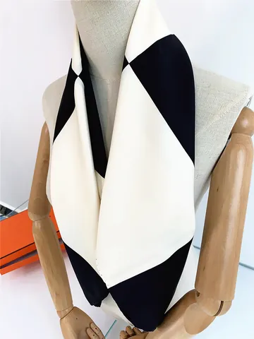 Foulard Quadrato in Satin da Donna a Scacchiera Bianco e Nero Bordo Arrotolato a Mano Moda Professionale